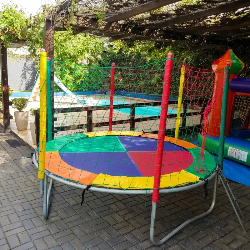 Cama elástica 2,00m montada em festa infantil em Cascavel PR
